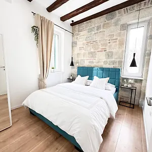 Agora Apartment Split
